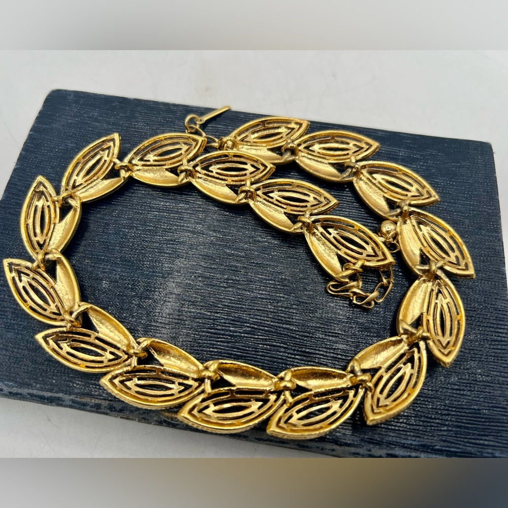 Vintage gold tone leafy cutout collar necklace choker 14” - 17” 1980s - Picture 8 of 8
